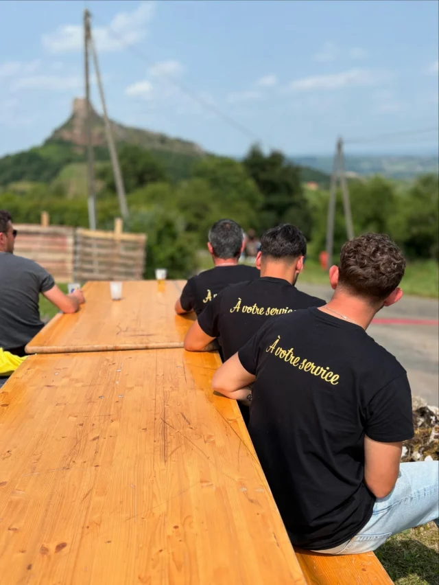 Une première… et sûrement pas la dernière !

Ce week-end, le Domaine Vervier a vibré au rythme des rires, des échanges, des dégustations, de la musique… et de vos sourires.
Merci à vous tous d’avoir été là pour cette première édition de nos portes ouvertes 🙏

💛 Merci aux clients fidèles et curieux de passage
🤝 Merci aux exposants et partenaires pour leur professionnalisme et leur belle énergie
💪 Et un grand bravo à toute notre équipe et à celles et ceux qui nous ont donné un coup de main, avec le cœur

C’était un pari… et vous l’avez transformé avec nous.
📅 Une première édition, le début d’une belle série 

#merci #portesouvertes #domainevervier #vigneronindépendant